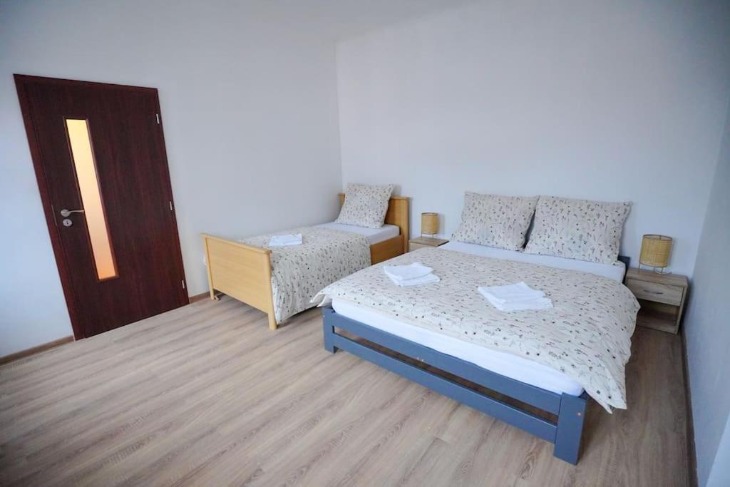 Apartment U Cerneho Orla Karlovy Vary Esterno foto